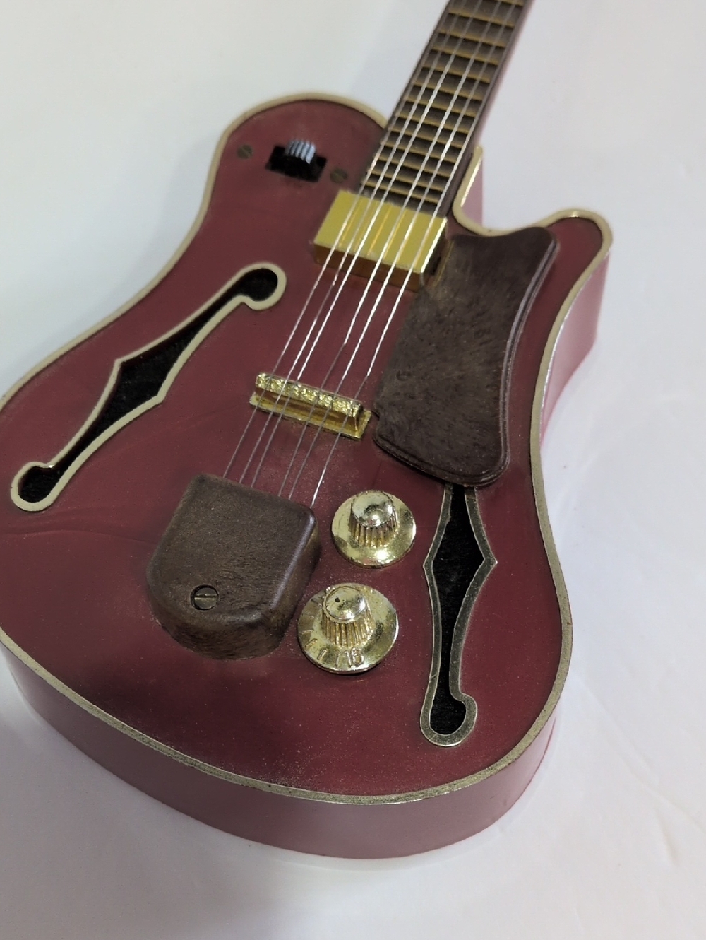 "The Picker" vintage 1970s novelty AM transistor radio shaped like a guitar - Picture 3 of 3